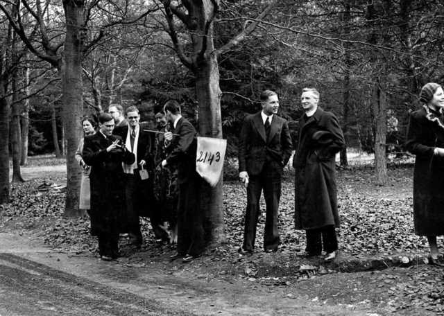 Robert Regout, rechts op de foto, in 1938 tussen Nijmeegse studenten. Foto: Fotopersbureau Gelderland, KDC/KLiB, Nijmegen