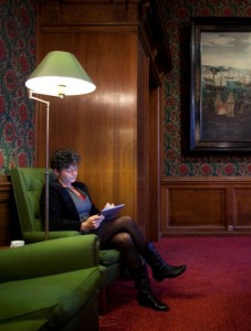 Tineke Strik in het gebouw van de Eerste Kamer.