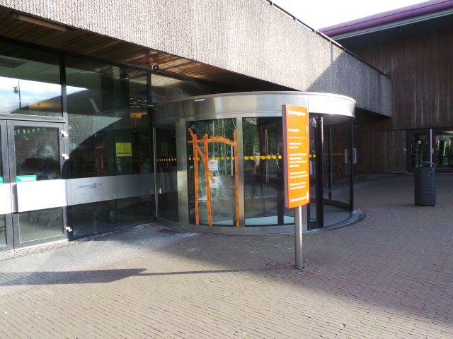 De vernielde entree van het Erasmusgebouw. Foto: Tim van Ham