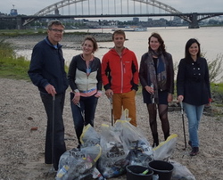 De ploeg met de vergaarde rotzooi, met in het midden Rob Vaessen. Foto: Actie Schone Waal