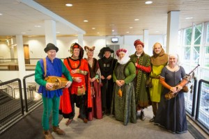 Het gezelschap middeleeuwers bij de opening van het nieuwe pad op de campus. Foto: Joeri Borst