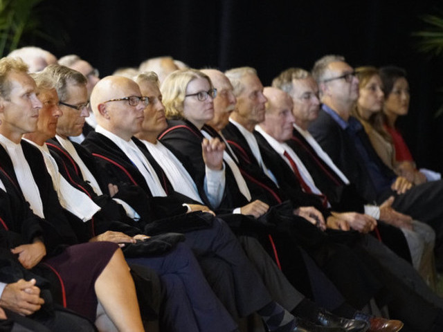 De opening van het academisch jaar: wakker blijven is een opgave bij die hitte. Foto: Gerard Verschooten