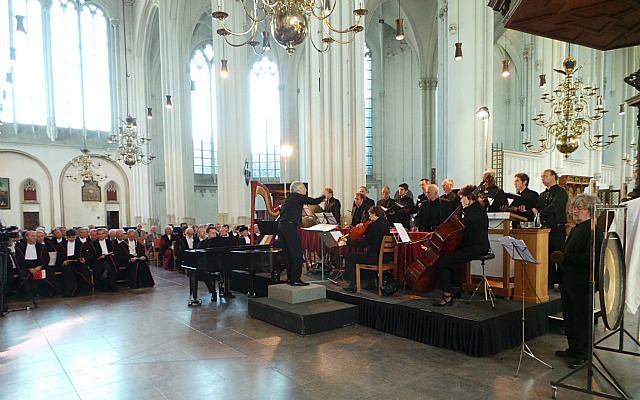 De gelenheidsformatie in actie in de St. Stevenskerk, bij het afscheid van logicus Henk Barendregt. Foto: Tim van Ham