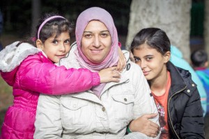 Suhad Shaikhani met Asel (5) en Fatma (10) in oktober 2015, Heumensoord. Foto: Erik van 't Hullenaar