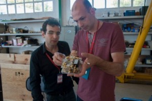 Hamid Pourshaghaghi en Peter Dolron van het Radboud Radio Lab maakten de telescoop. Ze waren aanwezig bij de lancering en zijn nu met de auto op weg terug naar Nijmegen.