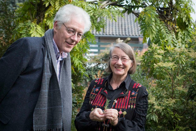 Henk Driessen en Willy Jansen achterin hun tuin. Foto: Erik van 't Hullenaar
