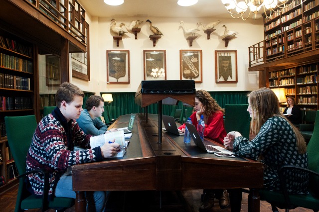 Het Leidse Minerva heeft een bibliotheek ingericht op de sociëteit, zodat leden in alle rust kunnen studeren. Foto: Mona van den Berg