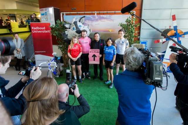 Wethouder Ben van Hees op de foto met de wielertruien die over 99 dagen in Nijmegen te zien zullen zijn.