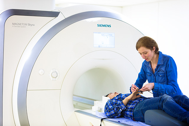 De proefpersoon krijgt voor hij de scanner in gaat allerlei banden om. De meeste zijn nodig om de stressreactie te meten.
