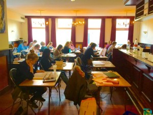 Bij het Groningse Albertus Magnus verandert de kroeg tijdens tentamenperiodes in een drukbezochte studieruimte.