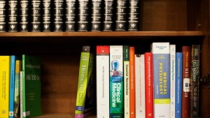 Bij veel verenigingen stellen ouderejaars hun boeken beschikbaar voor jongere leden. Foto: Mona van den Berg