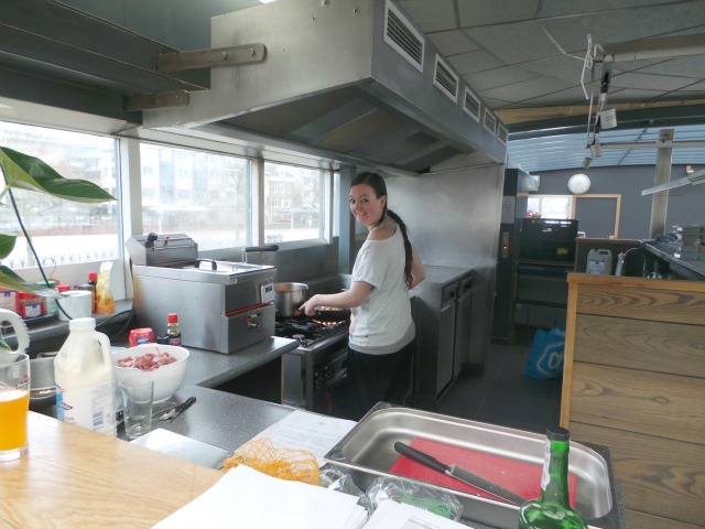 Happietaria's kok Floor van Dijk is druk bezig met de mise en place. Foto: Tim van ham