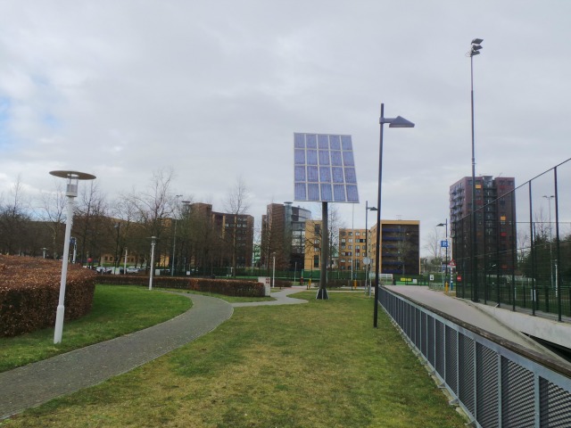 De zonnecelpaal had een blikvanger moeten worden. Dat is nooit gelukt. Foto: Tim van Ham.