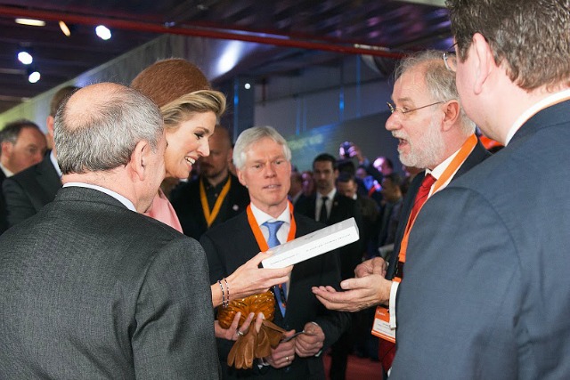 Jan Jonker, rechts in beeld, geeft koningin Máxima eem boek dat speciaal voor de gelegenheid is samengesteld.