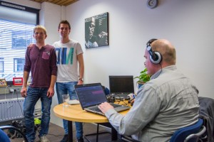 Nico van de Mortel (rechts) studeert inmiddels aan de hogeschool Eindhoven. 'Ik ben uiteindelijk toch meer een praktijkmens dan een wetenschapper.' Op de voorgrond een verslaggever van Radio 1. Foto: Marjolein van Diejen