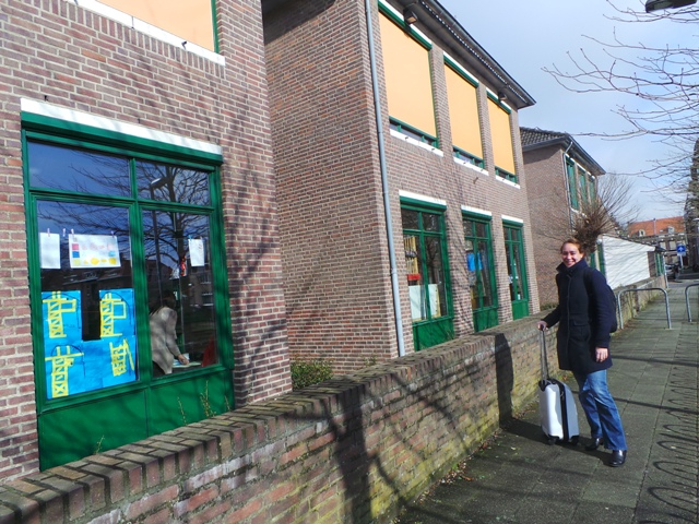 Communicatiewetenschapper Kris Bevelander met een koffer vol smartphones en polsbandjes voordat ze de St. Martinusschool binnen stapt.