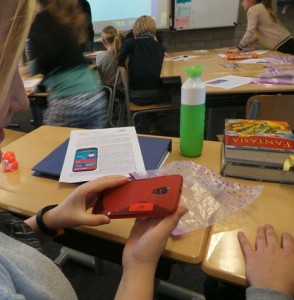 De leerlingen van groep zes van basisschool St. Martinus in Venlo krijgen hun smartphone.