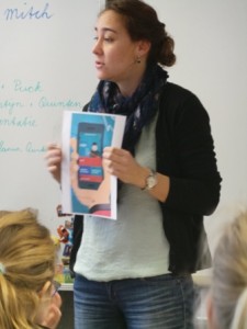 Bevelander geeft de leerlingen van groep 6 uitleg over het gebruik van de app.
