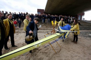 Wilma de Koning doopt 'Raaf, de nieuwe boot van Phocas, tijdens de opening van het Rivierpark. Foto: Gerard Verschooten