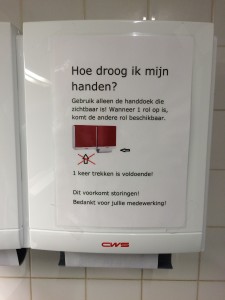 Deze instructie hangt al langer op sommige toiletten op de universiteit. Foto: Vox