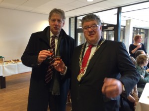 Gerard Meijer (links) neemt dan ook maar een Oranjebitter. Foto: Annemarie Haverkamp