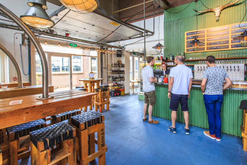 Drinking craft beer at STOOM. Foto: Marjolein van Diejen
