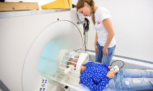 Bezoekers ervoeren vandaag hoe het is om in de MRI-scanner te liggen.
