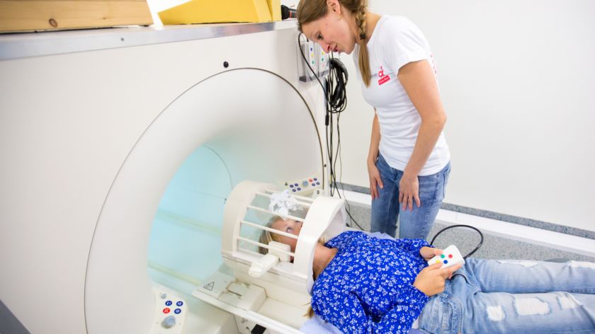 Bezoekers ervoeren vandaag hoe het is om in de MRI-scanner te liggen.