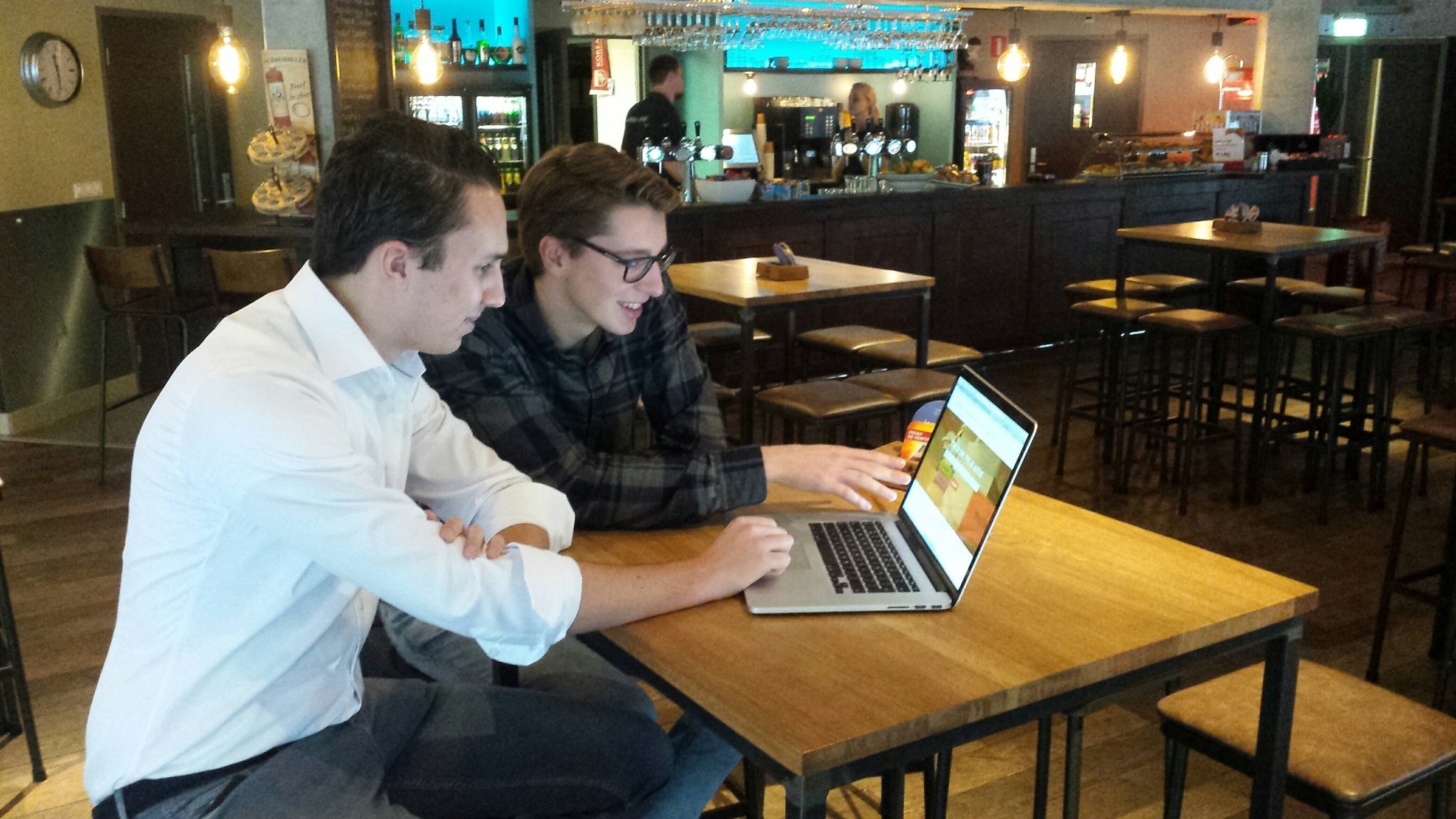 Joël en Aalbers in het Cultuurcafé