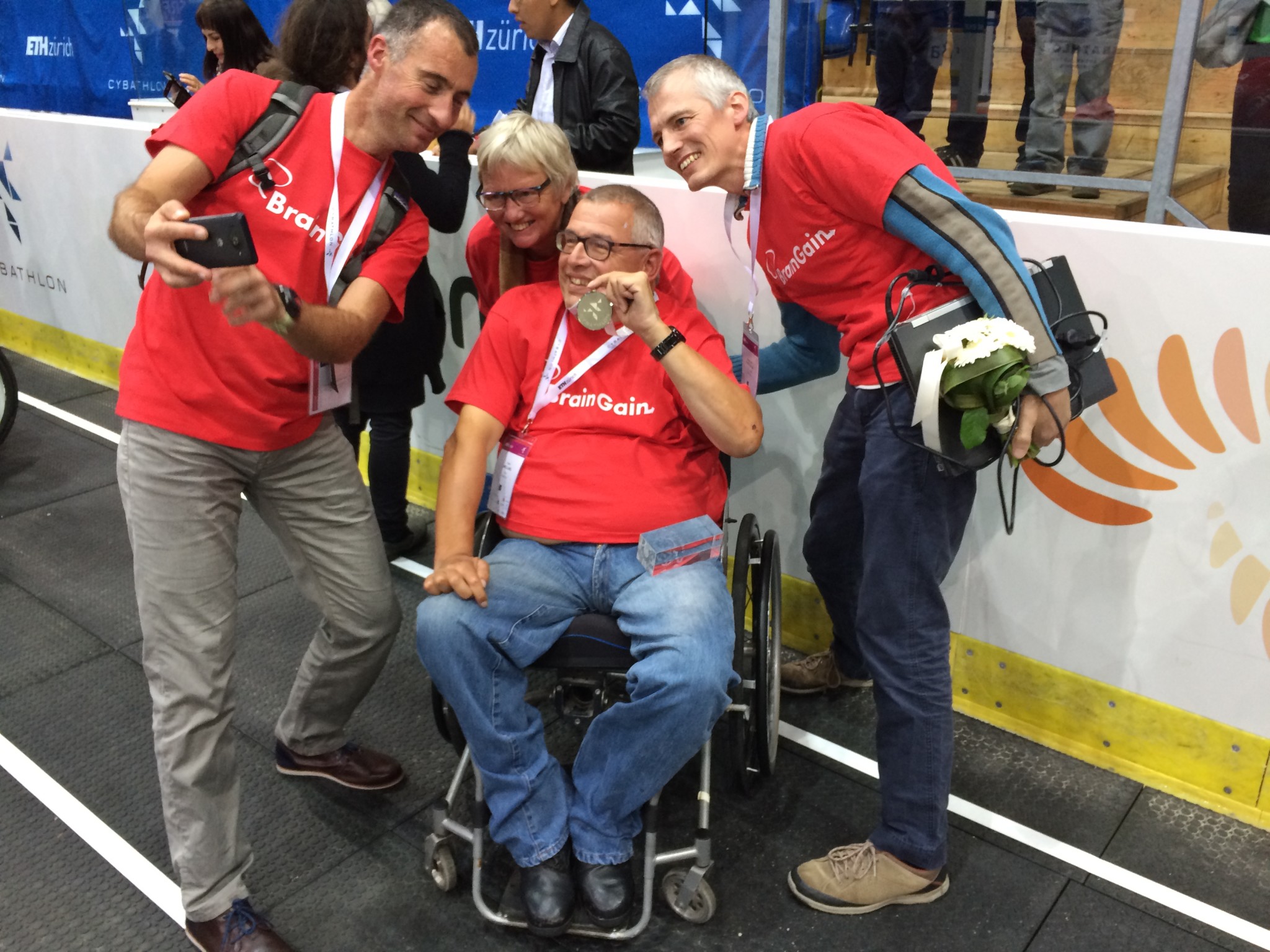 Team Nijmegen maakt een selfie na de medaille-uitreiking. Vlnr: Noel Keijsers, vriendin Elly, Toine Welling en hersenonderzoeker Jason Farquhar. Foto: Annemarie Haverkamp