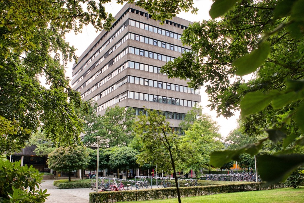Het Spinozagebouw wordt verkocht voor studentenhuisvesting. Foto: Dick van Aalst
