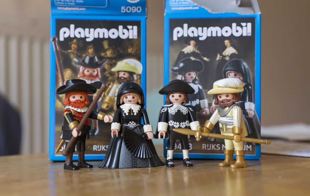 Playmobil of Captain Frans Banninck Cocq and his lieutenant and of Marten en Oopje. Photo: Creative Commons