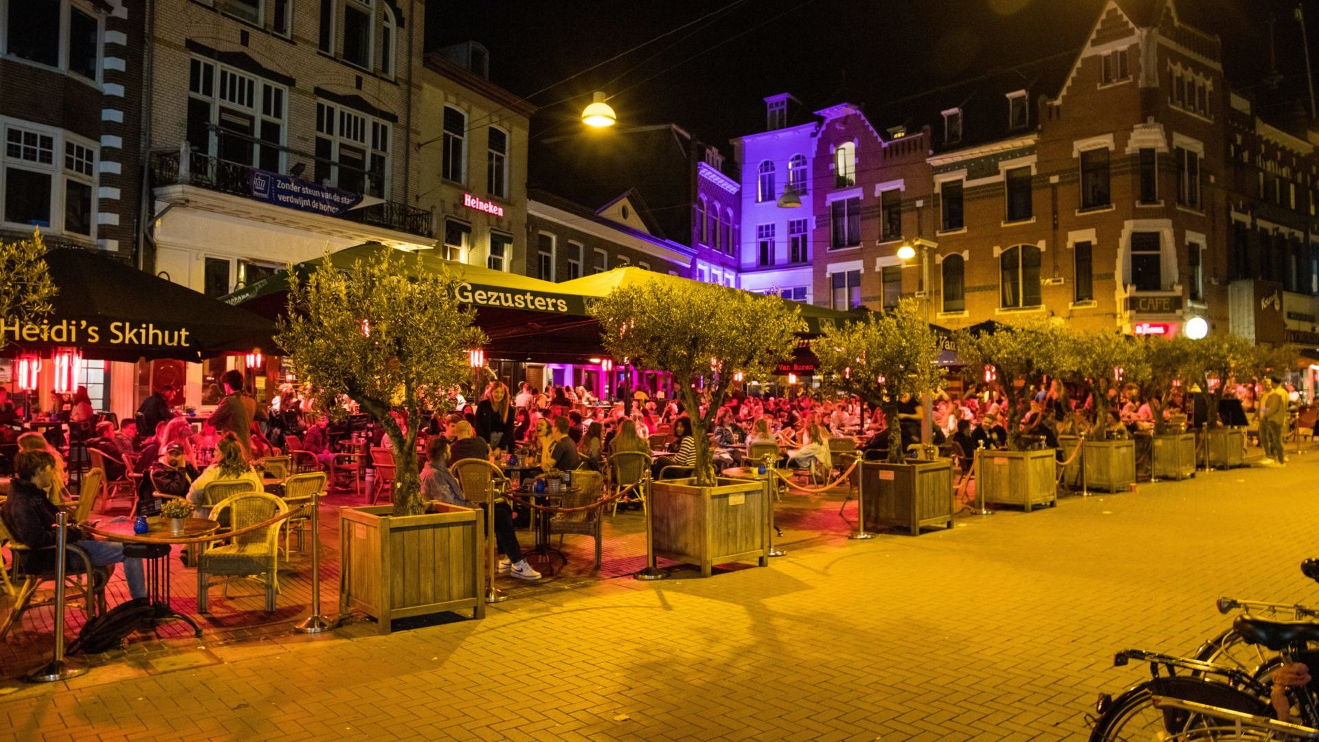 Al 51 besmettingen door corona-uitbraak Café van Rijn - Vox magazine