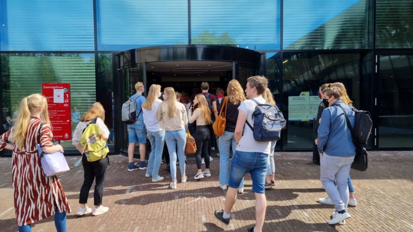 Studenten dringen samen bij de ingang van het Erasmusgebouw. Foto: Vox