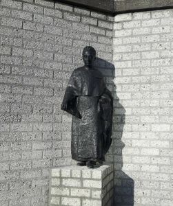 Het standbeeld van Titus Brandsma op de campus (foto via Wikimedia Commons)
