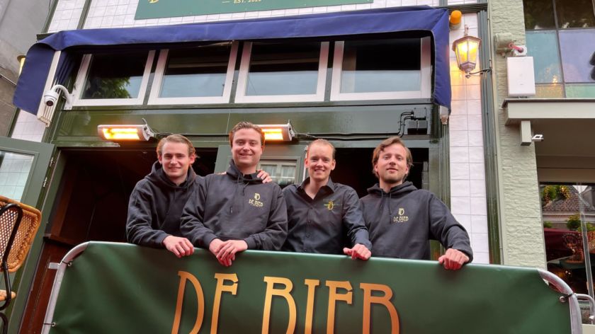De mannen van onafhankelijk dispuut Priapus beginnen hun eigen kroeg: café De Bieb. Eigen foto.
