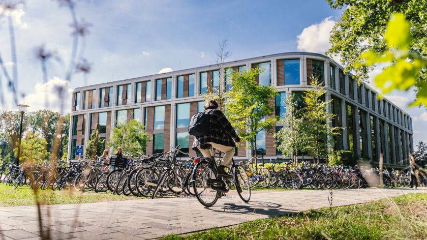 Maria Montessori stock fsr sociale wetenschappen social sciences gebouw fietsen campus stalling