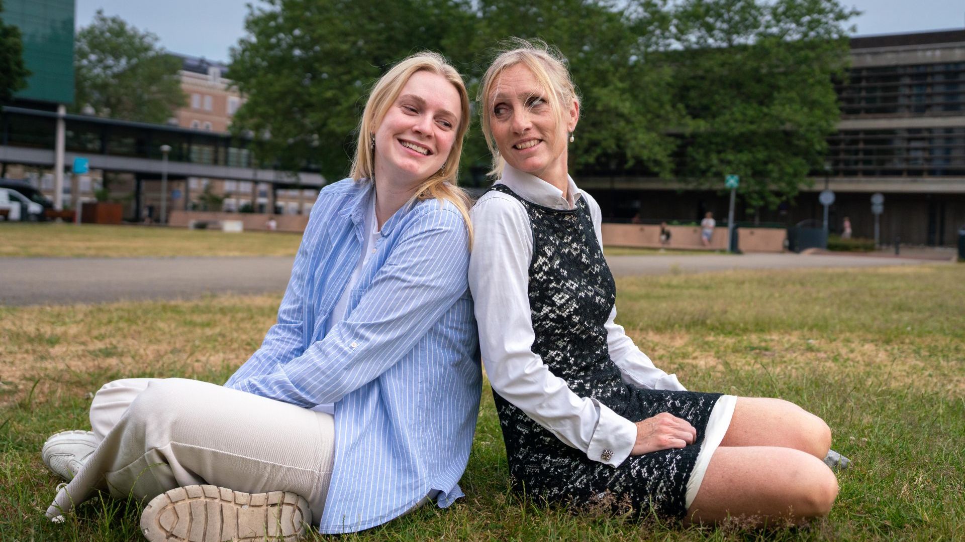 Jasmijn Olde (links) en haar moeder, arts Tanya Bisseling voor het Radboudumc. Foto: Erik van 't Hullenaar