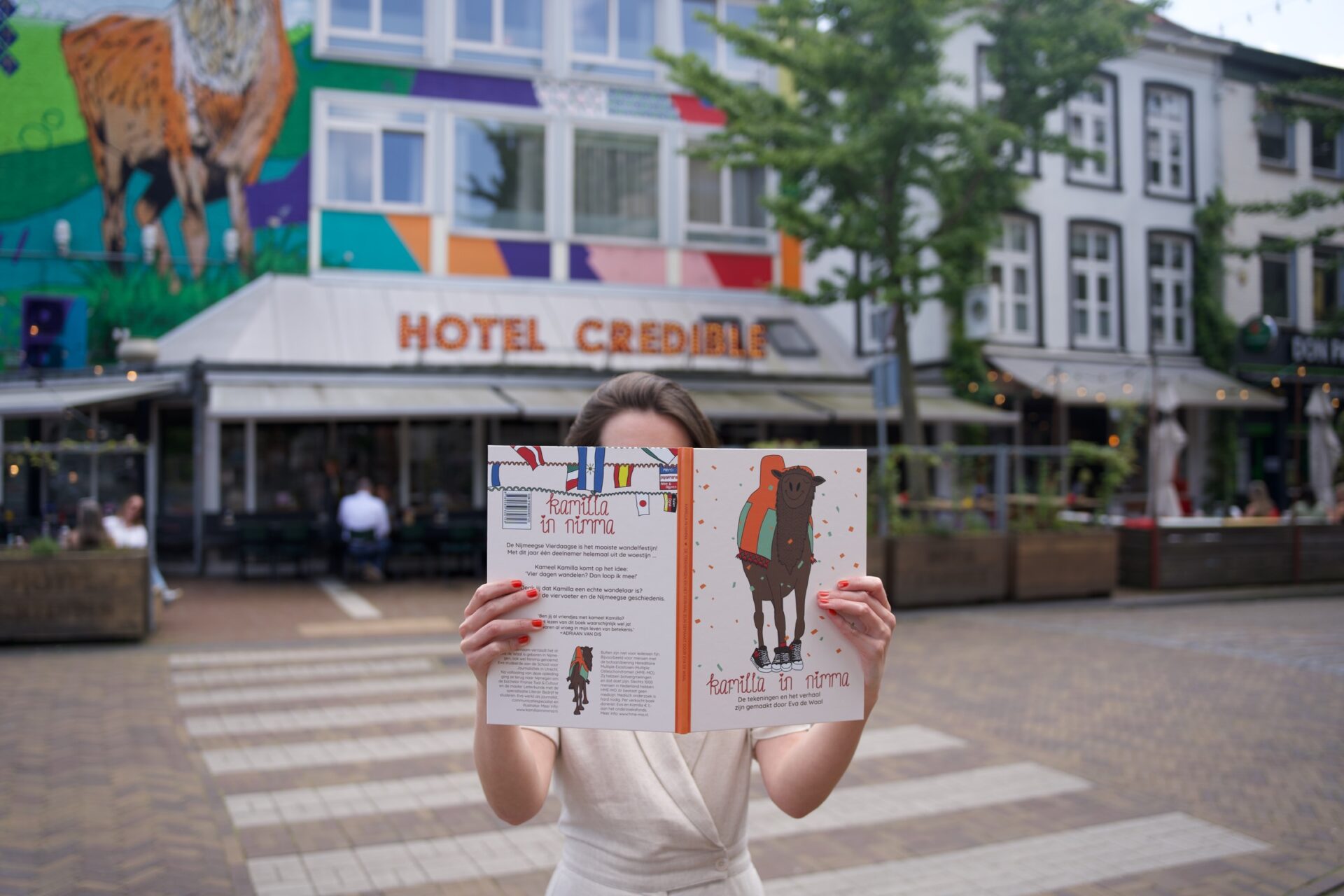 Eva de Waal schreef en illustreerde het eerste kinderboek over de Vierdaagse, met een kameel in de h