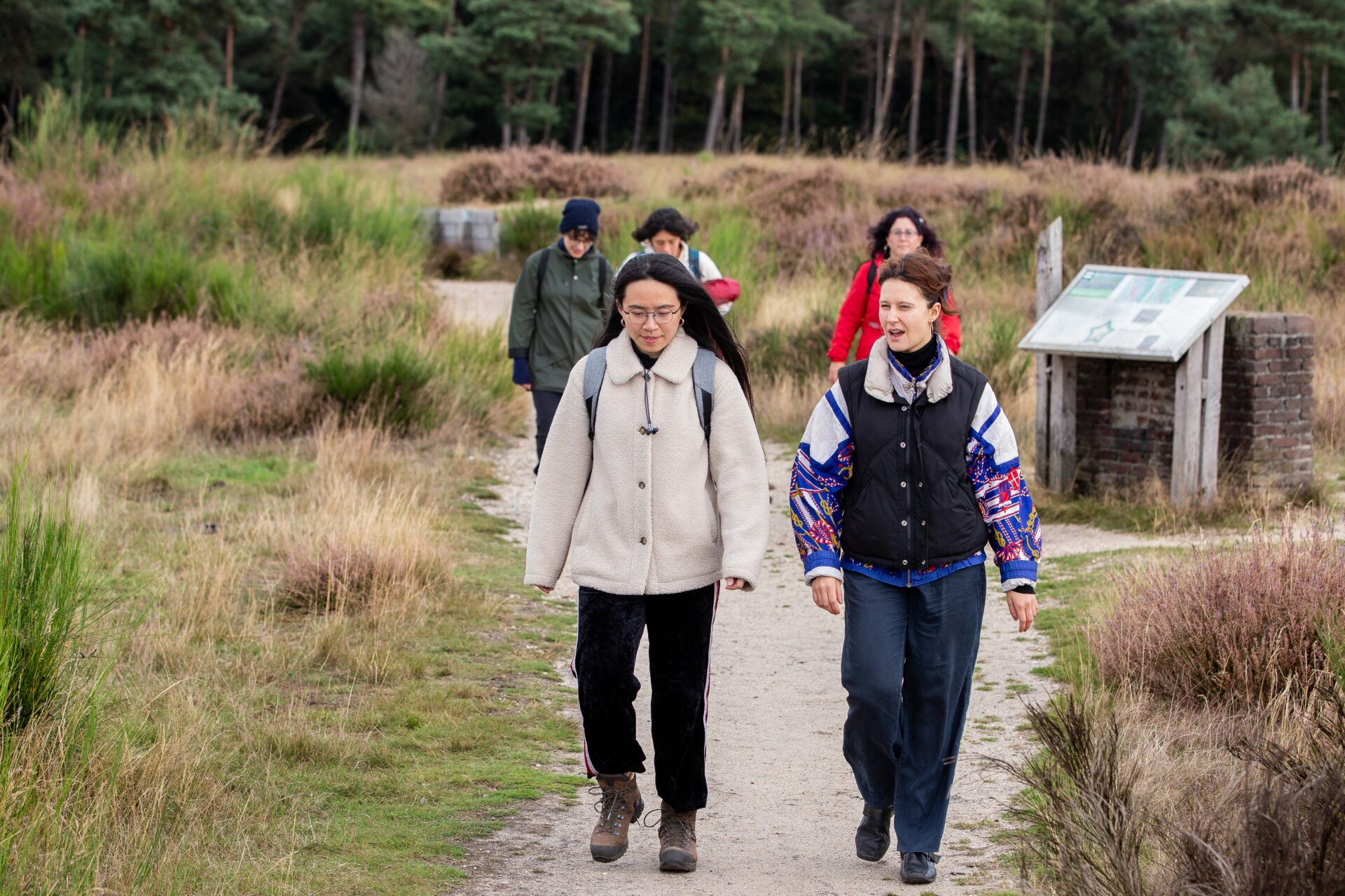 Deelnemers aan de Slow Science Hike op de Mookerheide. Foto: David van Haren