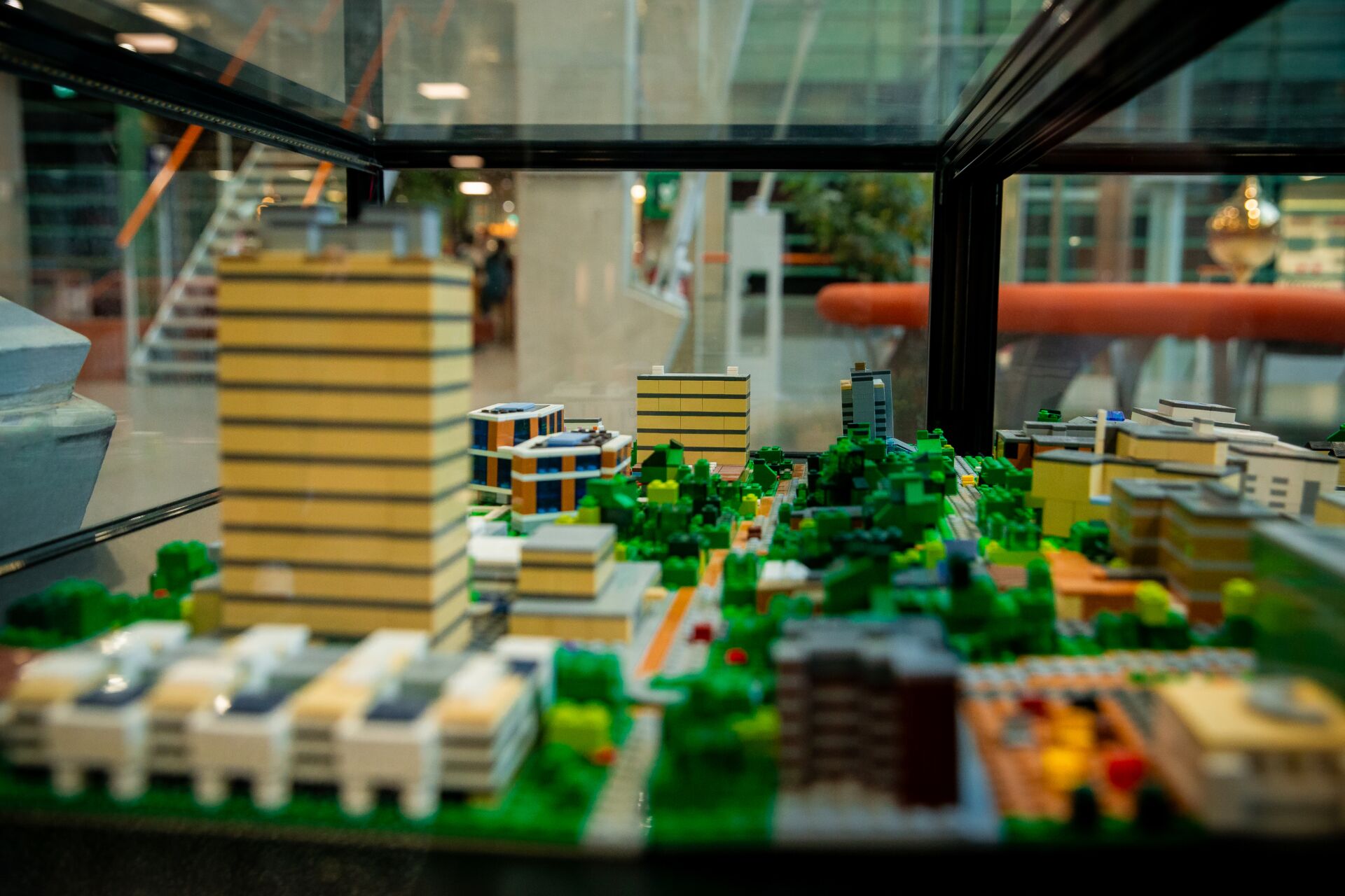 Zijaanzicht met links het Elinor Ostromgebouw en de Erasmustoren. Foto: David van Haren