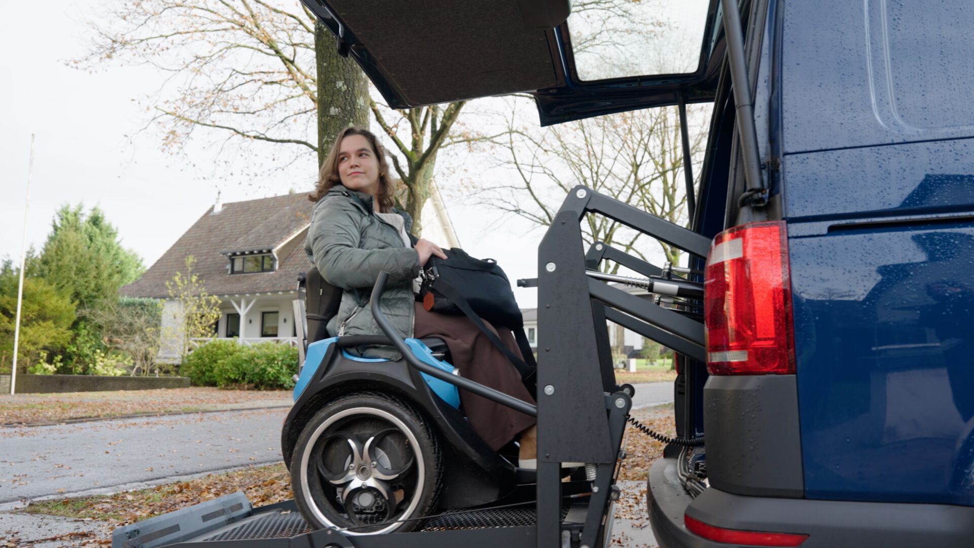 Studente Gina zit in een rolstoel en reist dagelijks van Venlo naar de campus: 'Ik probeer zoveel mo