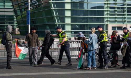 Pro-Palestijnse demonstranten bij het Linnaeusplein. Foto: Frank Schaffels