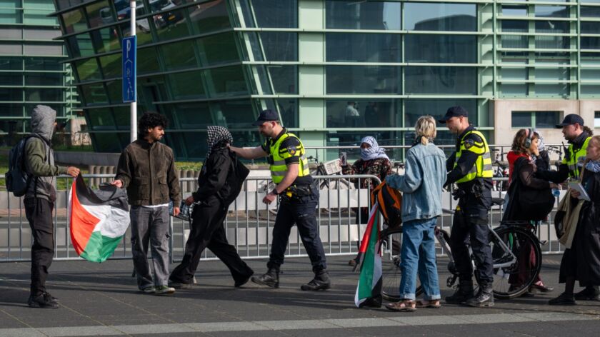 Pro-Palestijnse demonstranten bij het Linnaeusplein. Foto: Frank Schaffels