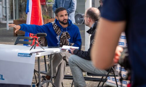 De pro-Israëlische activist Luai Ahmed voor Linnaeusgebouw.