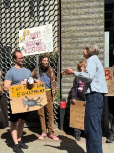 Labdirecteur Nelleke Verhave in gesprek met enkele actievoerders. Foto: Vox