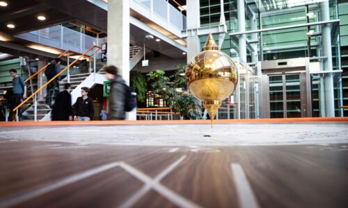 De Slinger van Foucault in het Huygensgebouw.