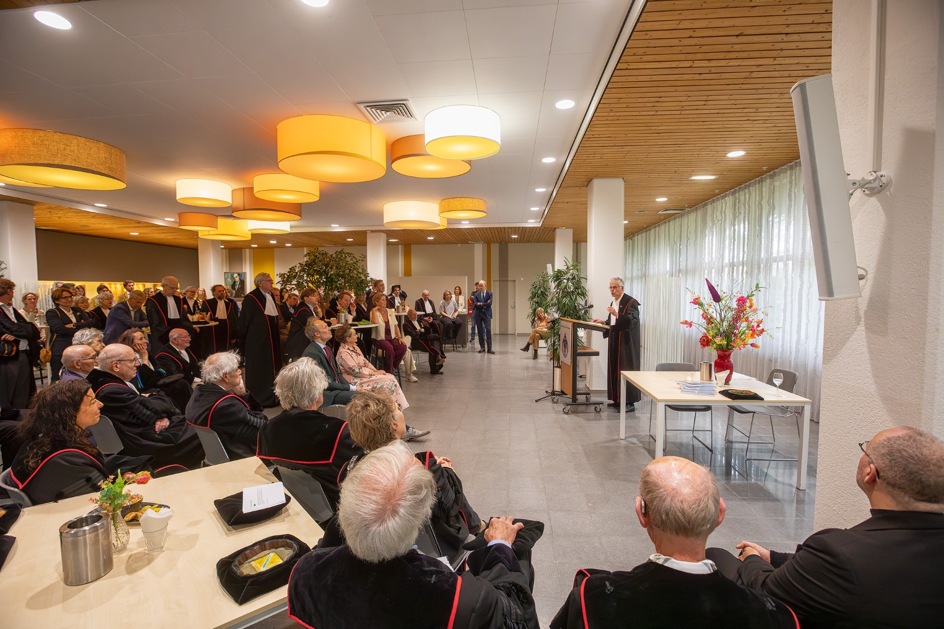 Het vervolg van de plechtigheid op de benedenverdieping