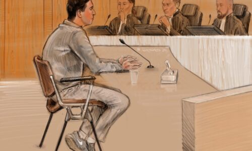 De verdachte in de Arnhemse rechtbank. Illustratie: Bertus Gieskes