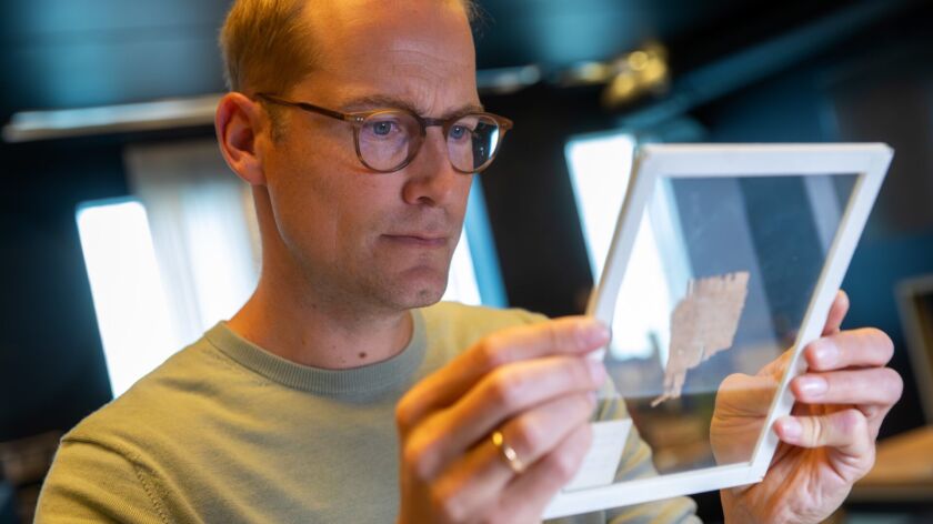 Radboudwetenschapper Mark de Kreij aan het werk met papyrus